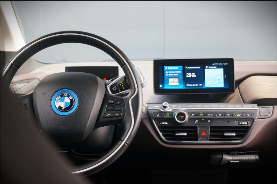 BMW i3 S 120Ah 42 kWh | Panoramadak | Leer | Camera | Keyless | Warmtepomp | Navigatie Prof. | Stoelverwarming | DAB | BTW | NAP | Led | Aut. Airco | Groot Scherm | Dealer Onderhouden |