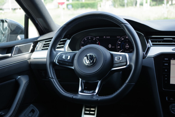 Volkswagen Passat Variant 1.5 TSI 150 PK Automaat R-Line Highline Business. Adap. Cruise Control, Trekhaak, Camera, CarPlay