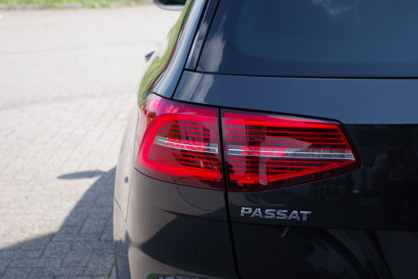 Volkswagen Passat Variant 1.5 TSI 150 PK Automaat R-Line Highline Business. Adap. Cruise Control, Trekhaak, Camera, CarPlay