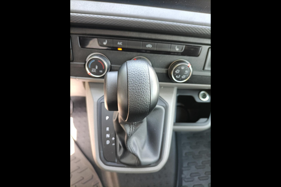 Volkswagen Transporter 2.0 TDI L2H1 30 Luxe DC Highline 150 pk Automaat (DSG) | Verlengde garantie | Navigatie via App | Trekhaak | Parkeersensoren achter | Achteruitrijcamera | Interieur voorverwarming |