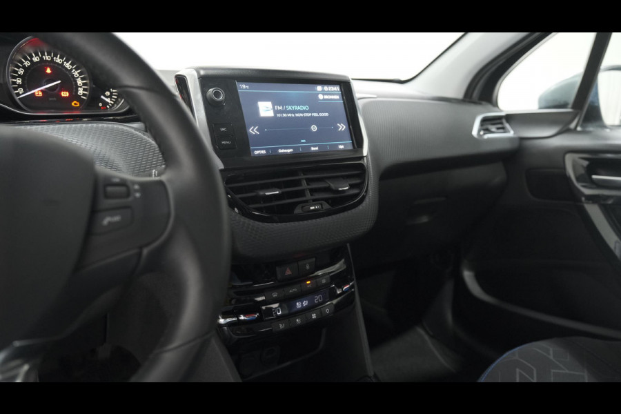 Peugeot 2008 PureTech 82 Signature | Navigatie | Parkeersensoren | Apple Carplay