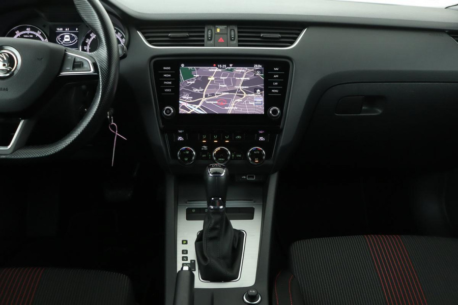 Škoda Octavia 1.5 TSI Sport | DSG | Trekhaak | Carplay | Navigatie | DAB | Climate control | Sportstoelen | Cruise control