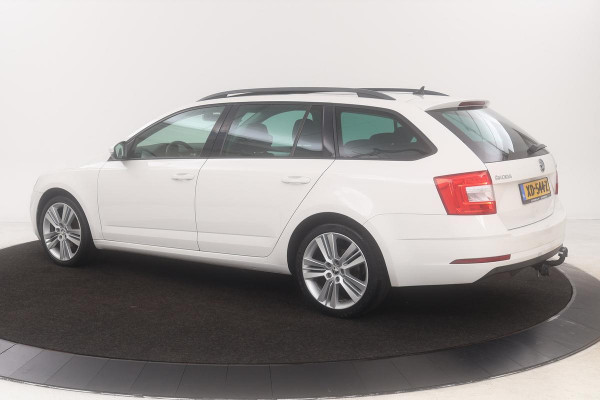 Škoda Octavia 1.6 TDI Ambition | DSG | Panoramadak | Full LED | Trekhaak | Carplay | Navigatie | Climate control | Cruise control | PDC | Getint glas