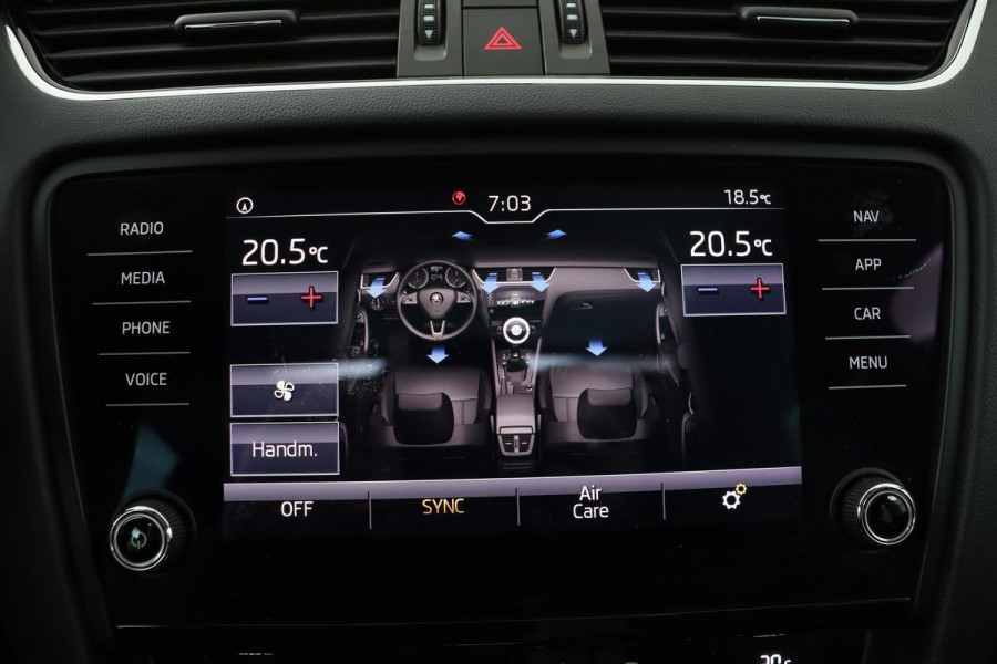 Škoda Octavia 1.6 TDI Ambition | DSG | Panoramadak | Full LED | Trekhaak | Carplay | Navigatie | Climate control | Cruise control | PDC | Getint glas