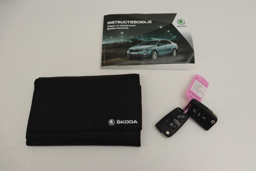 Škoda Octavia 1.6 TDI Ambition | DSG | Panoramadak | Full LED | Trekhaak | Carplay | Navigatie | Climate control | Cruise control | PDC | Getint glas