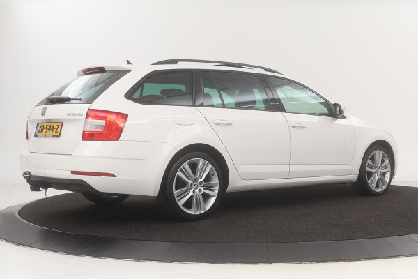 Škoda Octavia 1.6 TDI Ambition | DSG | Panoramadak | Full LED | Trekhaak | Carplay | Navigatie | Climate control | Cruise control | PDC | Getint glas