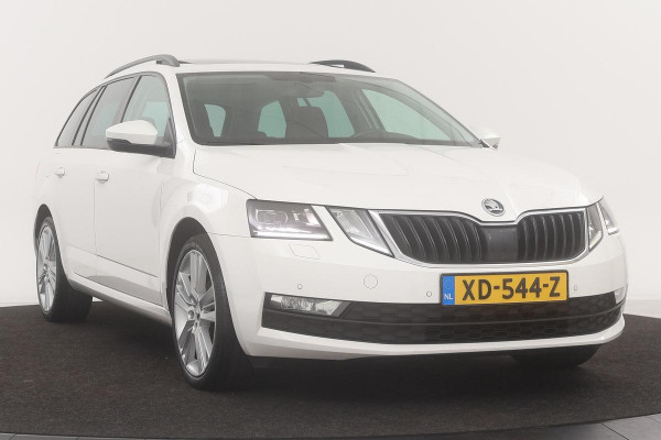 Škoda Octavia 1.6 TDI Ambition | DSG | Panoramadak | Full LED | Trekhaak | Carplay | Navigatie | Climate control | Cruise control | PDC | Getint glas