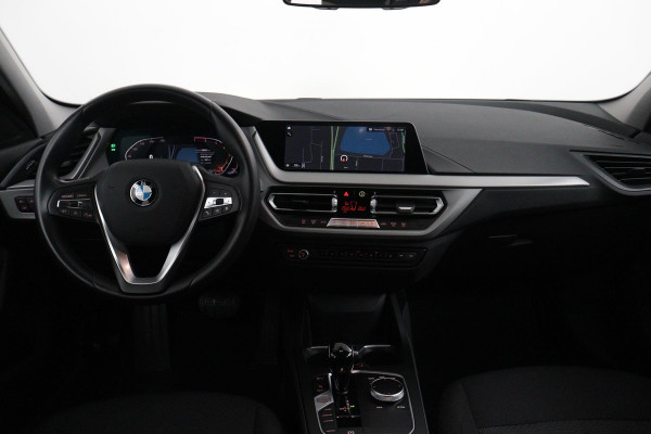 BMW 1-serie 118i Business Edition Automaat (NAVIGATIE, CARPLAY, PARKEERSENSOREN, 1e EIGENAAR, DEALER ONDERHOUDEN)