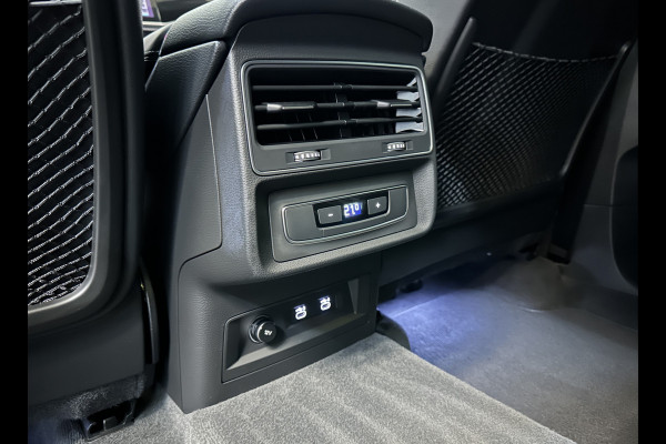Audi Q7 55 V6 TFSIe S-LINE | Carbon | Panorama | RS Uitlaattips | Head-Up | ACC | Voll. Leder | Keyless-Go | Trekhaak 3500kg | Luchtvering | Tour-Pakket | Matrix-LED | Virtual-Cockpit | Carplay | Camera | DAB | Keyless-Go | 3-Zone Clima | Lane Assist. Rijklaarprijs incl Service en Bovag Garantie.