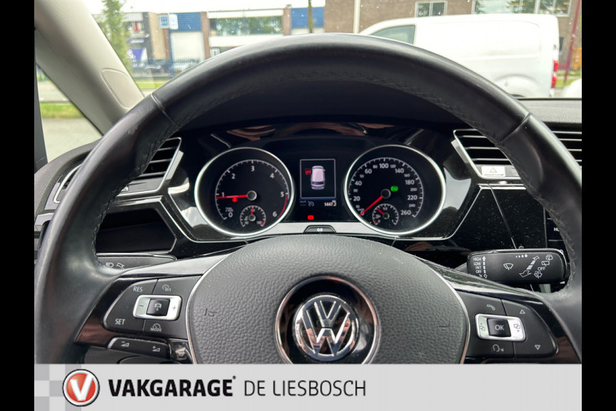 Volkswagen Touran 2.0 TDI SCR Highline,navi,leer,camera,stoelverw,dodehoek,apple car play