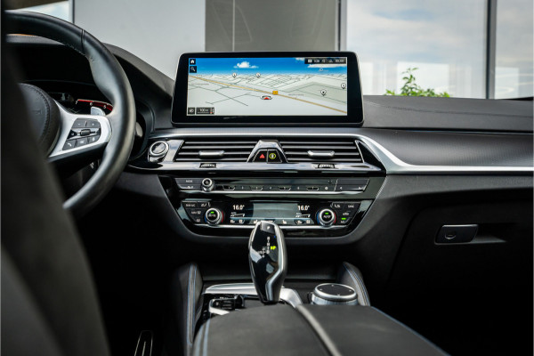 BMW 5 Serie 530e xDrive High Executive M-Sport - Schuifdak | HUD | 360 Camera | HUD | ACC