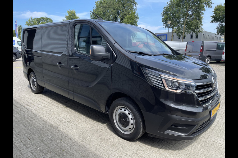 Renault Trafic 2.0 dCi 130pk T30 L2H1 Comfort / vaste prijs rijklaar € 22.950 ex btw / lease vanaf € 410 / zwart metallic / airco / cruise / pdc achter / 3 persoons / euro 6 diesel !