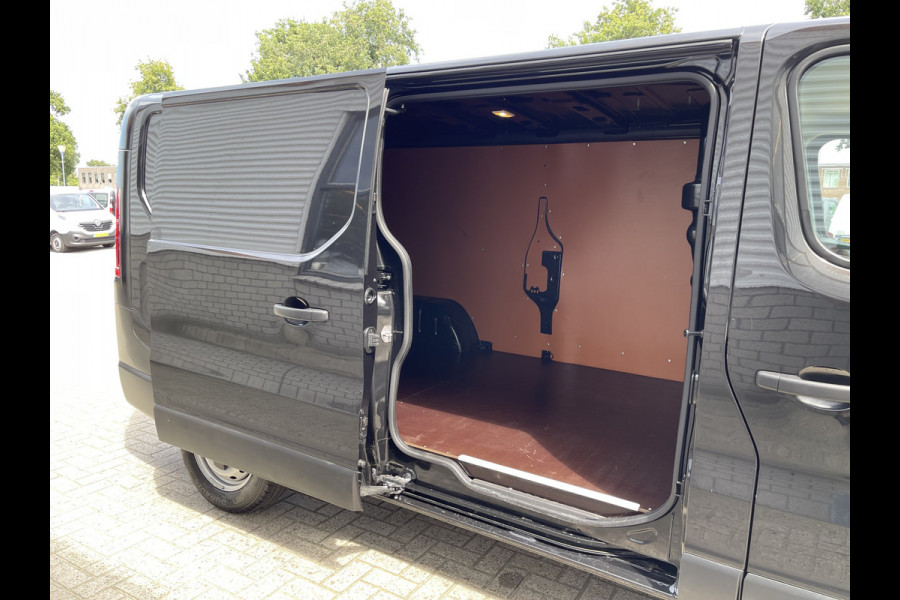 Renault Trafic 2.0 dCi 130pk T30 L2H1 Comfort / vaste prijs rijklaar € 22.950 ex btw / lease vanaf € 410 / zwart metallic / airco / cruise / pdc achter / 3 persoons / euro 6 diesel !