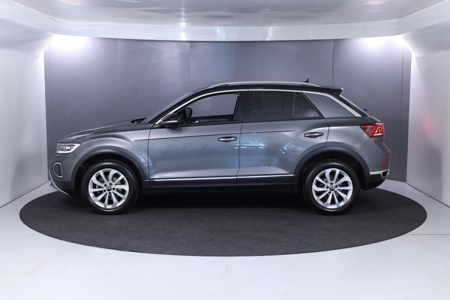 Volkswagen T-Roc 1.5 TSI Style 150 pk Automaat (DSG) | Navigatie | Parkeersensoren (Park assist) | Afneembare trekhaak | Adaptieve cruise control | Stoelverwarming |