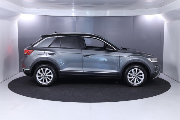 Volkswagen T-Roc 1.5 TSI Style 150 pk Automaat (DSG) | Navigatie | Parkeersensoren (Park assist) | Afneembare trekhaak | Adaptieve cruise control | Stoelverwarming |