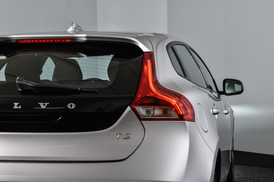 Volvo V40 2.0 150 PK T3 Nordic+ (Orig. NL) | Cruise | Stoelverwarming | PDC | NAV | ECC | LM 17" | LED |