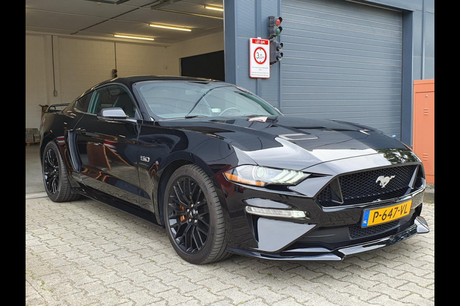 Ford Mustang GT 5.0 V8 FASTBACK / BLACK EDITION / 10-TRAPS !! / RECARO LEATHER SPORTSEATS / KEYLESS / CARPLAY / APK 30-06-2026 !