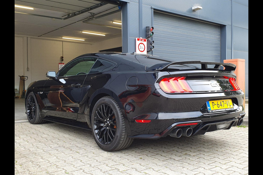 Ford Mustang GT 5.0 V8 FASTBACK / BLACK EDITION / 10-TRAPS !! / RECARO LEATHER SPORTSEATS / KEYLESS / CARPLAY / APK 30-06-2026 !