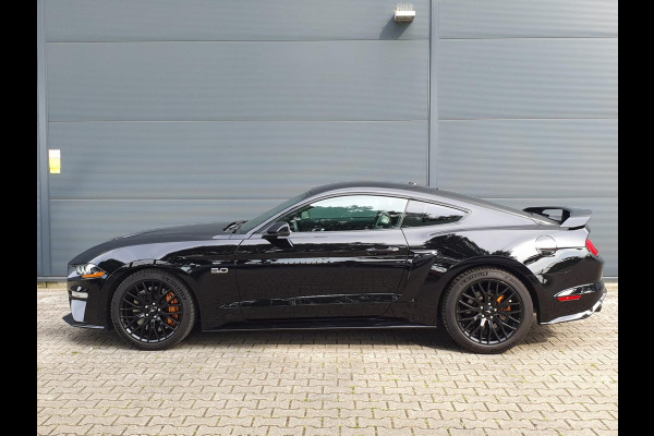 Ford Mustang GT 5.0 V8 FASTBACK / BLACK EDITION / 10-TRAPS !! / RECARO LEATHER SPORTSEATS / KEYLESS / CARPLAY / APK 30-06-2026 !