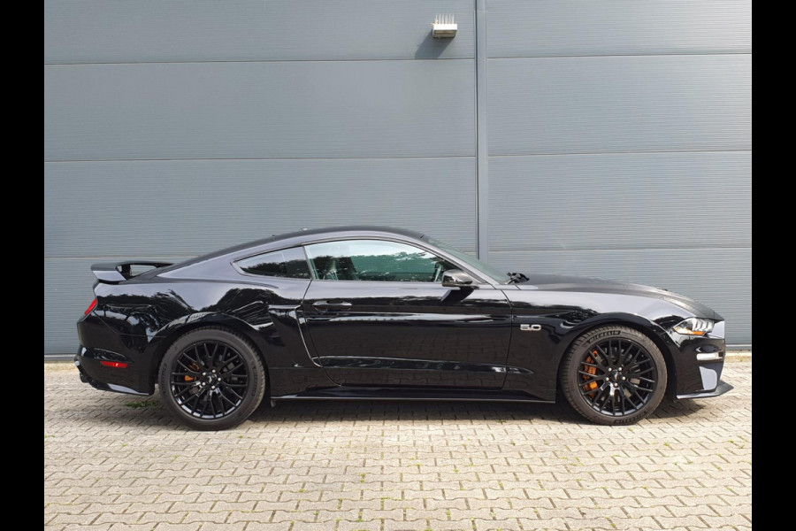 Ford Mustang GT 5.0 V8 FASTBACK / BLACK EDITION / 10-TRAPS !! / RECARO LEATHER SPORTSEATS / KEYLESS / CARPLAY / APK 30-06-2026 !