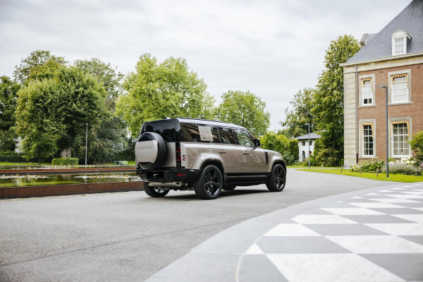 Land Rover Defender 110 2.0 P400e 110 X-Dynamic HSE | Panoramadak | 22" Velgen in Gloss Black | 11,4" Touch Screen | Cold Climate Pack | Elektrische Trekhaak | Expedition imperiaal | Uitklapbare Dakladder| All Season Banden