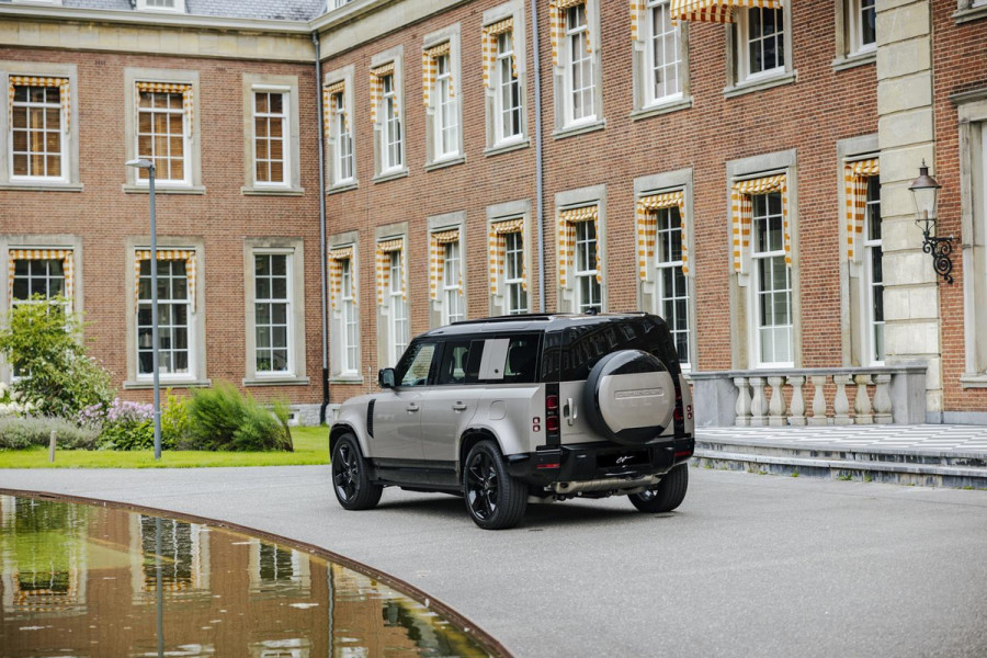 Land Rover Defender 110 2.0 P400e 110 X-Dynamic HSE | Panoramadak | 22" Velgen in Gloss Black | 11,4" Touch Screen | Cold Climate Pack | Elektrische Trekhaak | Expedition imperiaal | Uitklapbare Dakladder| All Season Banden