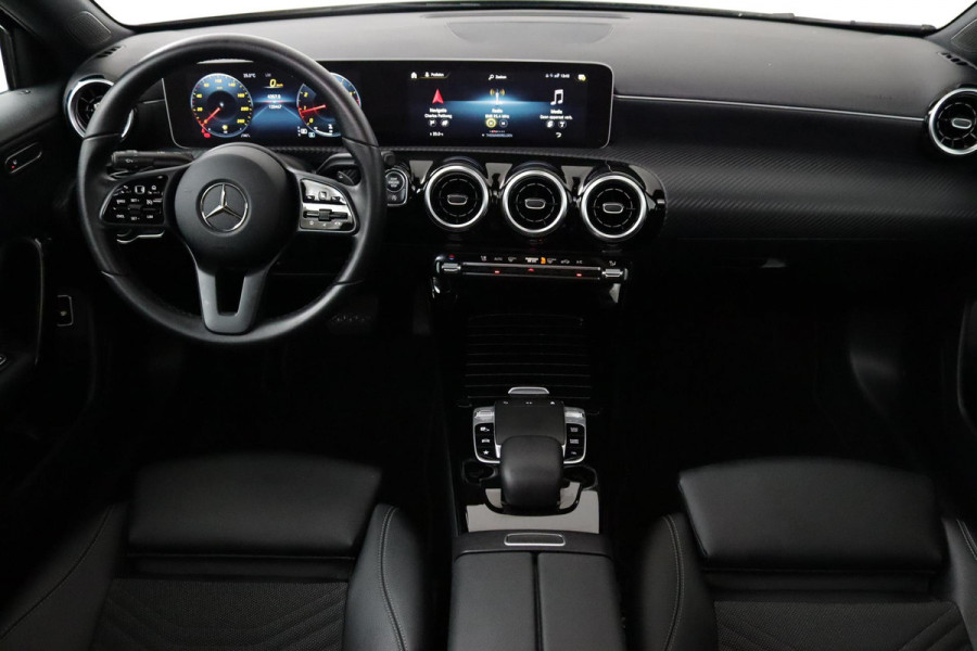 Mercedes-Benz A-Klasse 200 Business Solution Automaat (PANORAMADAK, NAVI, CRUISE, CAMERA, STOELV, PDC, NL-AUTO, GOED ONDERHOUDEN)