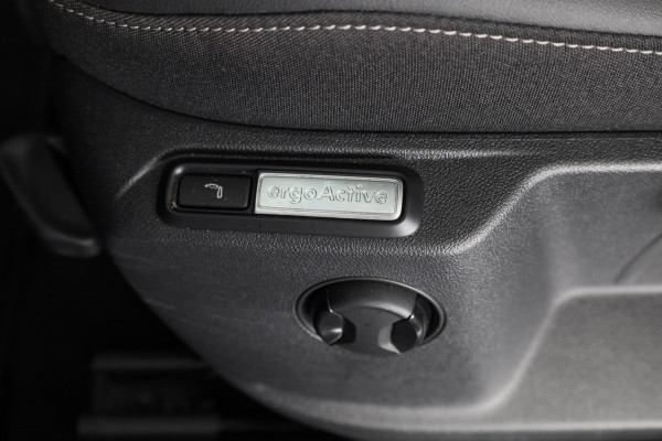 Volkswagen T-Roc 1.5 TSI Style 150 pk Automaat (DSG) | Navigatie | Trekhaak (afneembaar) | Parkeersensoren (Park assist) | Adaptieve cruise control | Stoelverwarming |