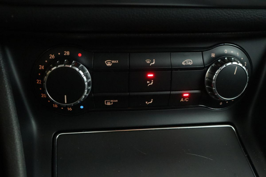 Mercedes-Benz CLA-Klasse 180 AMG Night | Trekhaak | Camera | Stoelverwarming | Navigatie | Half leder | Airco | Cruise control | Park Assist | Bluetooth