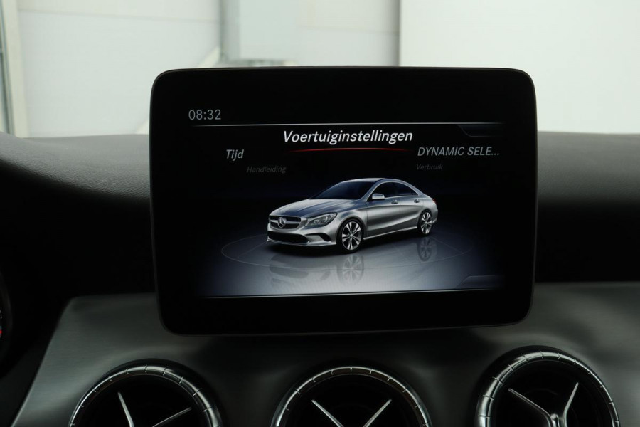 Mercedes-Benz CLA-Klasse 180 AMG Night | Trekhaak | Camera | Stoelverwarming | Navigatie | Half leder | Airco | Cruise control | Park Assist | Bluetooth