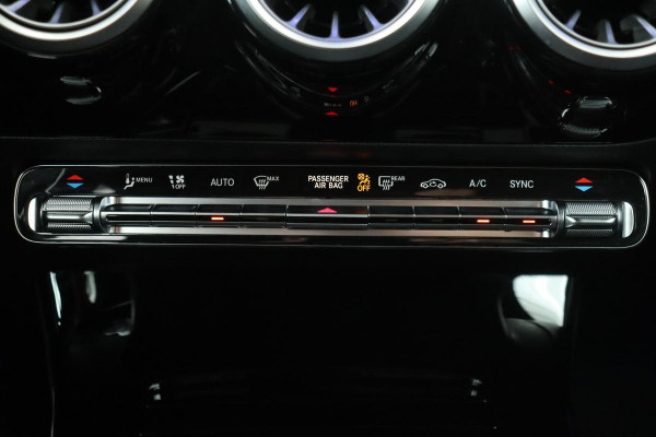 Mercedes-Benz A-Klasse 180 AMG Night | Sfeerverlichting | Widescreen | Stoelverwarming | Camera | Navigatie | Full LED | Park Assist