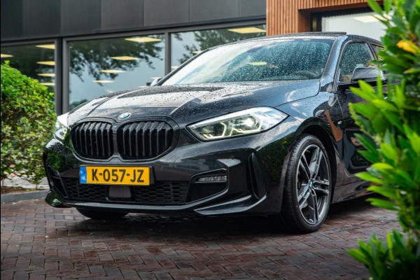 BMW 1-serie 118i Executive Edition Pano M-Pakket Navigatie DAB+ Ambient Cruise Leer