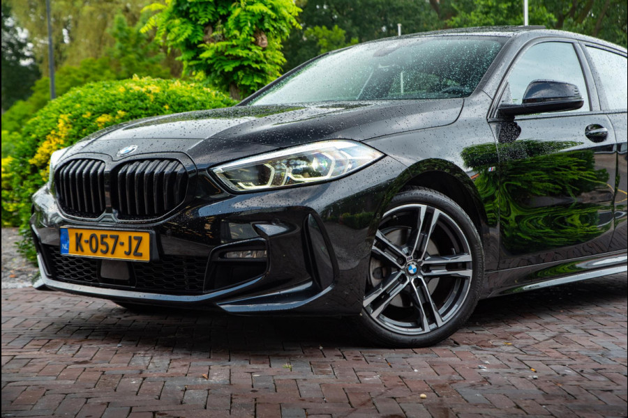 BMW 1-serie 118i Executive Edition Pano M-Pakket Navigatie DAB+ Ambient Cruise Leer