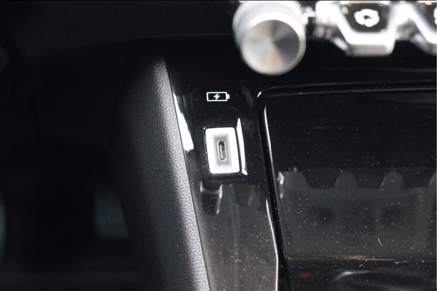 Peugeot 208 1.2 PureTech 100PK | Camera + Parkeersensoren | Apple\Android CarPlay | Climate Control