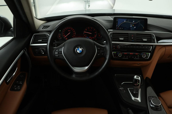 BMW 3 Serie 318i Luxury Edition | Panoramadak | Leder | Stoelverwarming | Navigatie | Sportstoelen | PDC | Full LED | Bluetooth