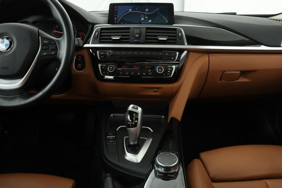 BMW 3 Serie 318i Luxury Edition | Panoramadak | Leder | Stoelverwarming | Navigatie | Sportstoelen | PDC | Full LED | Bluetooth