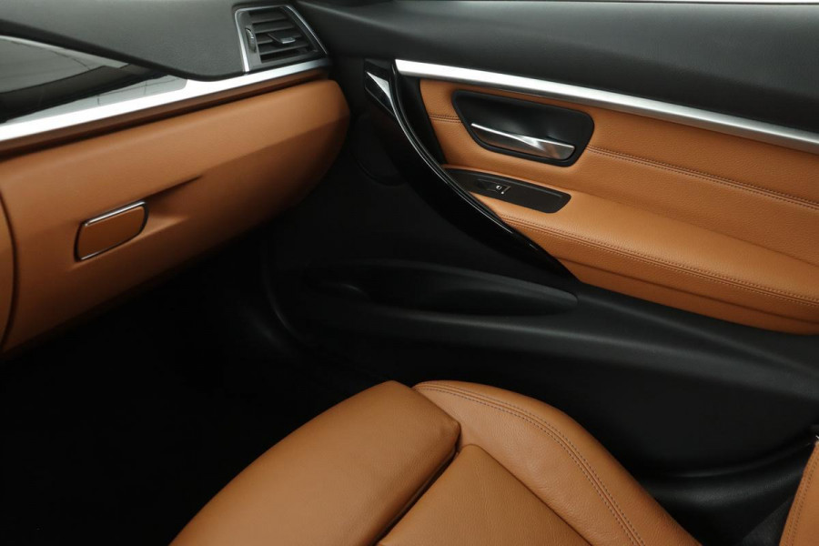 BMW 3 Serie 318i Luxury Edition | Panoramadak | Leder | Stoelverwarming | Navigatie | Sportstoelen | PDC | Full LED | Bluetooth