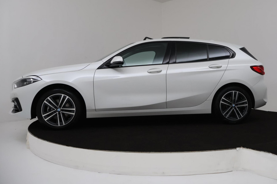 BMW 1-serie 118i Executive Edition Sport Automaat (PANORAMADAK, PDC, NAVIGATIE, SFEERV, CARPLAY, NL-AUTO, GOED ONDERHOUDEN)