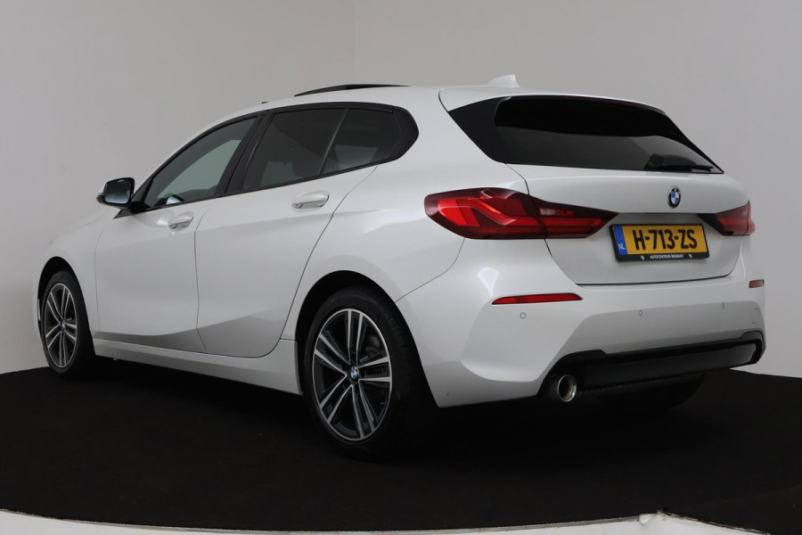 BMW 1-serie 118i Executive Edition Sport Automaat (PANORAMADAK, PDC, NAVIGATIE, SFEERV, CARPLAY, NL-AUTO, GOED ONDERHOUDEN)