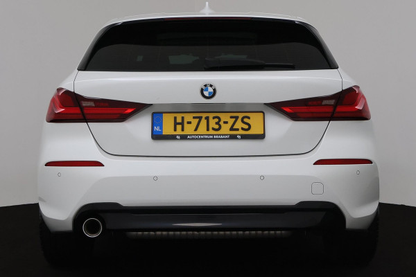 BMW 1-serie 118i Executive Edition Sport Automaat (PANORAMADAK, PDC, NAVIGATIE, SFEERV, CARPLAY, NL-AUTO, GOED ONDERHOUDEN)