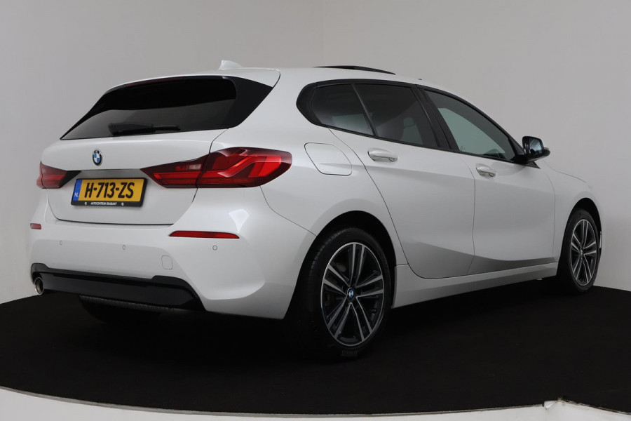 BMW 1-serie 118i Executive Edition Sport Automaat (PANORAMADAK, PDC, NAVIGATIE, SFEERV, CARPLAY, NL-AUTO, GOED ONDERHOUDEN)