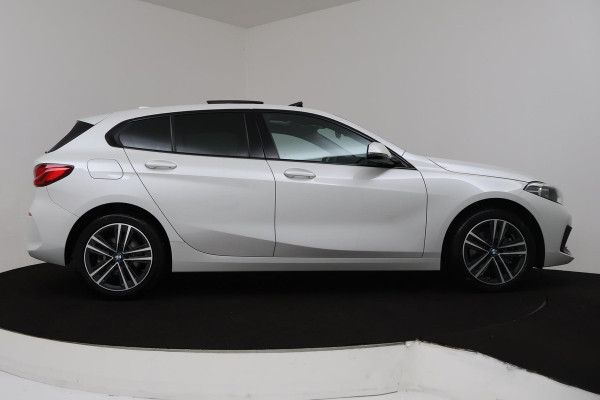 BMW 1-serie 118i Executive Edition Sport Automaat (PANORAMADAK, PDC, NAVIGATIE, SFEERV, CARPLAY, NL-AUTO, GOED ONDERHOUDEN)