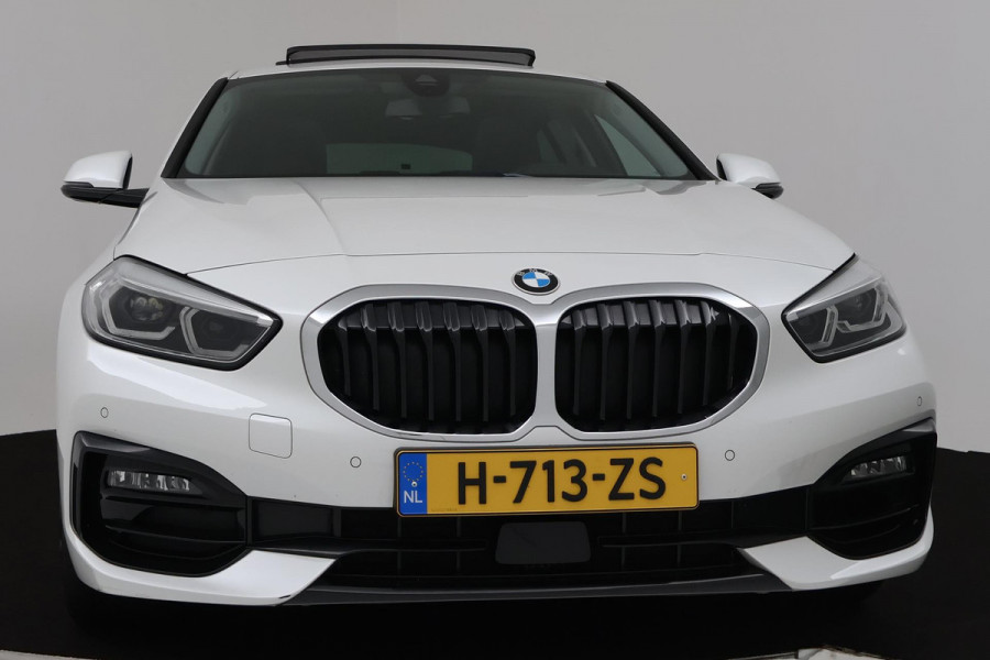 BMW 1-serie 118i Executive Edition Sport Automaat (PANORAMADAK, PDC, NAVIGATIE, SFEERV, CARPLAY, NL-AUTO, GOED ONDERHOUDEN)