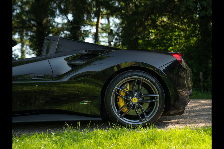 Ferrari 488 Spider | Veel carbon! | Cuoio Daytona Racing Seats | Lift | Camera's