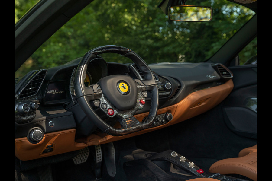 Ferrari 488 Spider | Veel carbon! | Cuoio Daytona Racing Seats | Lift | Camera's