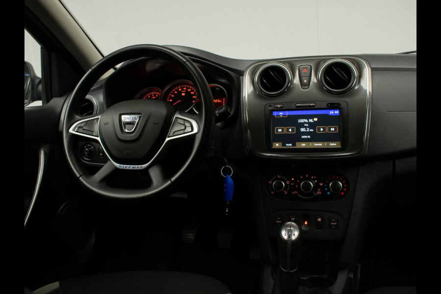 Dacia Sandero 0.9 TCe Ambiance Sport (NAVIGATIE,CRUISE,PDC,BLUETOOTH,LED,BULLBAR,SPORTSTOELEN,LM VELGEN,NETTE STAAT)