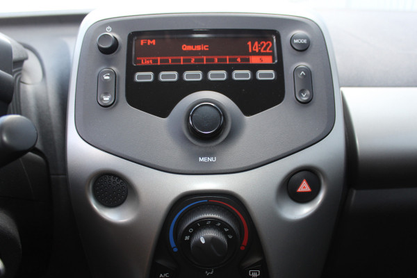 Citroën C1 1.0-70pk e-VTi Selection. Weinig km's, slechts 44.000 ! Wegenbelasting 24,- per mnd. ! Airco, 5drs., metallic lak, centrale portiervergr., USB aansluiting, privacy glass etc.