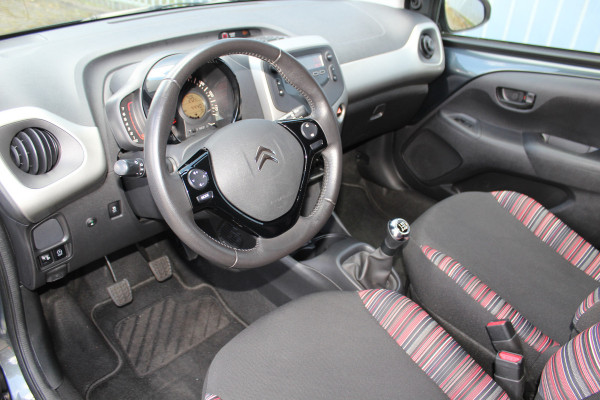 Citroën C1 1.0-70pk e-VTi Selection. Weinig km's, slechts 44.000 ! Wegenbelasting 24,- per mnd. ! Airco, 5drs., metallic lak, centrale portiervergr., USB aansluiting, privacy glass etc.