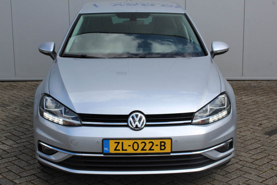 Volkswagen Golf 1.0-115pk TSI Highline. Mooie 5 deurs Volkswagen Golf in de chique Highline uitvoering. Volautm. airco dual, navigatie, telefoonvoorb., camera, parkeersensoren v+a, metallic lak, trekhaak, LM wielen, adaptive cruise control, ski luik etc.