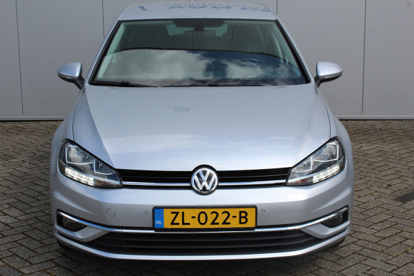 Volkswagen Golf 1.0-115pk TSI Highline. Mooie 5 deurs Volkswagen Golf in de chique Highline uitvoering. Volautm. airco dual, navigatie, telefoonvoorb., camera, parkeersensoren v+a, metallic lak, trekhaak, LM wielen, adaptive cruise control, ski luik etc.